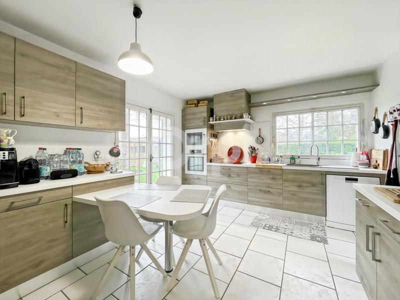 Maison - 231 m² - 8 pièces