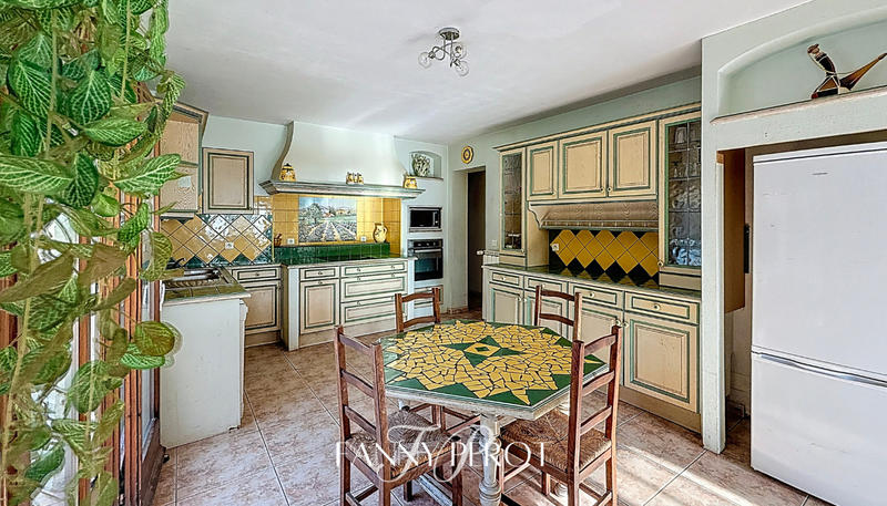 Maison - 220 m² - 8 pièces