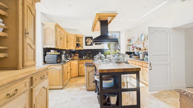 Maison - 410 m² - 11 pièces