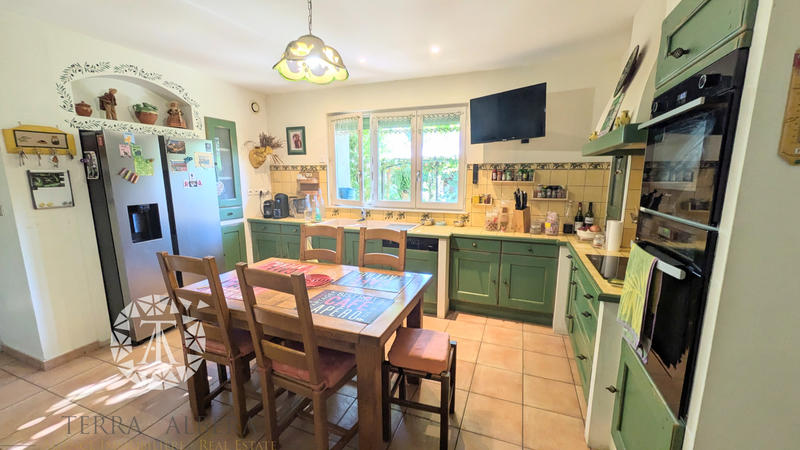 Propriété - 330 m² - 6 pièces