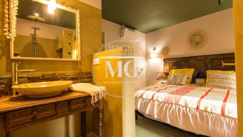 Maison - 1 046 m² - 29 pièces