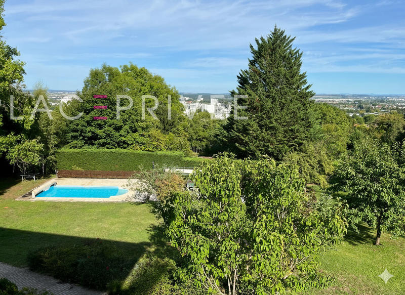 Maison - 338 m² - 12 pièces