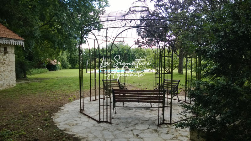 Maison - 341 m² - 16 pièces