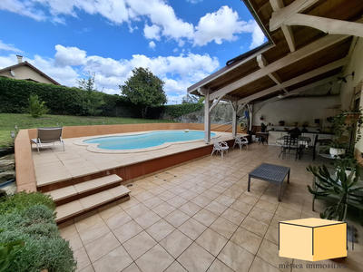 Maison traditionnelle - 377 m² - 7 pièces