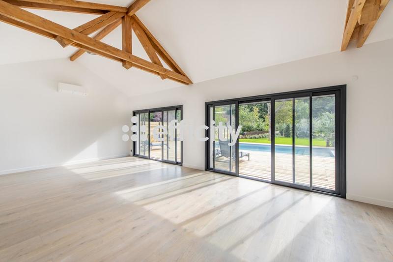 Maison - 330 m² - 9 pièces