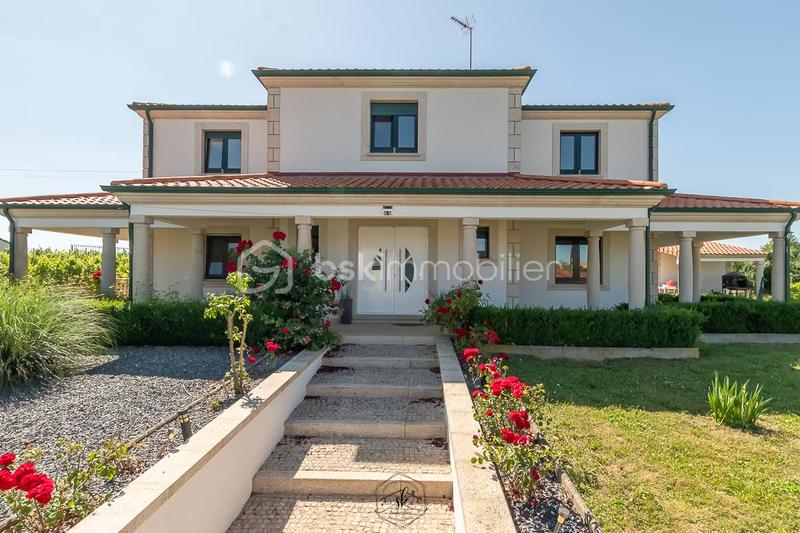 Propriété - 251 m² - 8 pièces