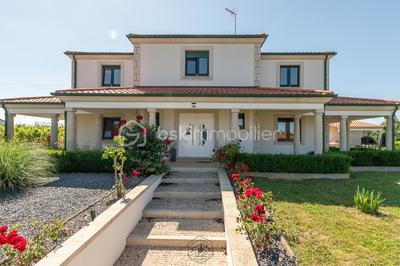 Propriété - 251 m² - 8 pièces