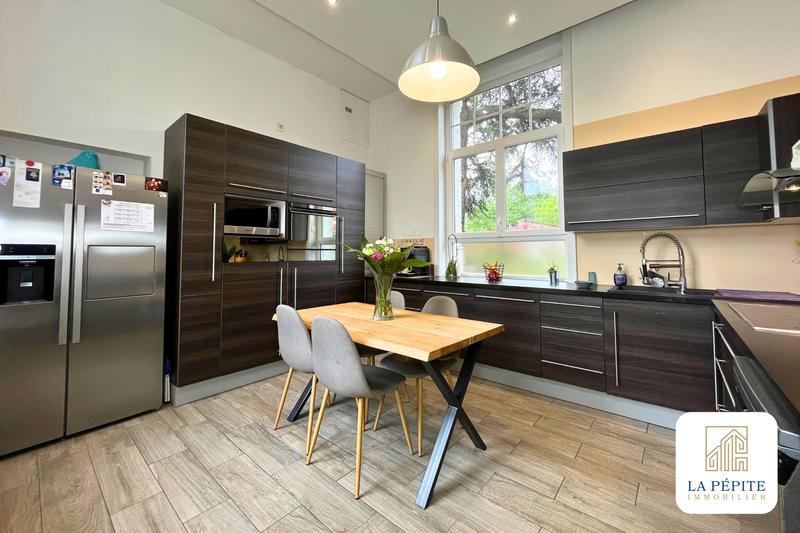 Maison - 305 m² - 13 pièces