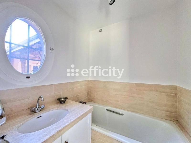 Maison - 240 m² - 9 pièces