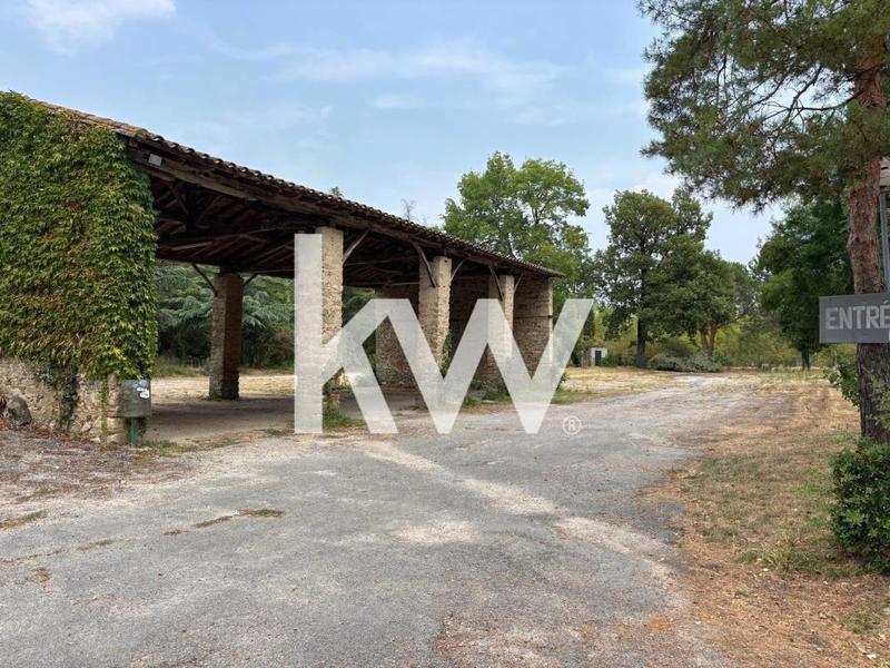 Maison - 2 400 m² - 15 pièces