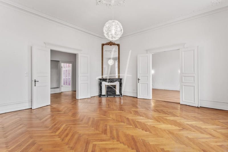 Appartement - 257 m² - 8 pièces