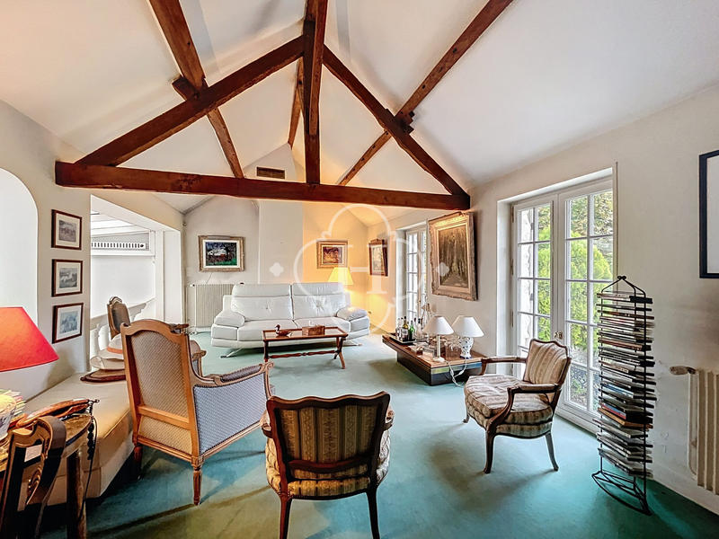 Maison - 230 m² - 8 pièces