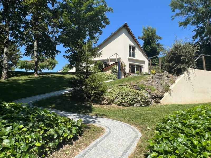 Maison - 201 m² - 7 pièces