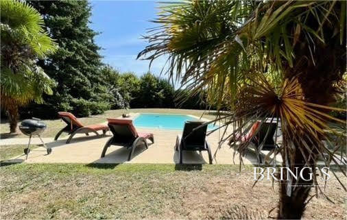 Maison traditionnelle - 350 m² - 10 pièces