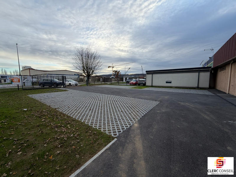 Local d'activités - 343 m²