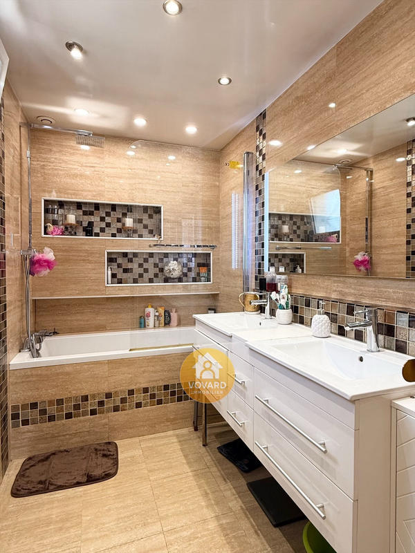 Maison - 204 m² - 8 pièces