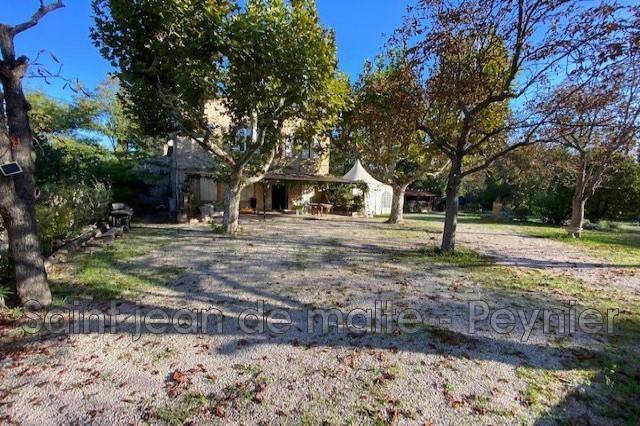 Mas - 2 700 m² - 12 pièces