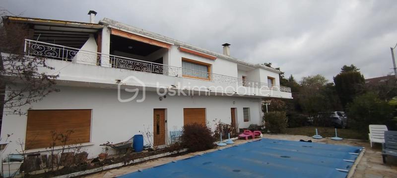 Maison - 230 m² - 10 pièces