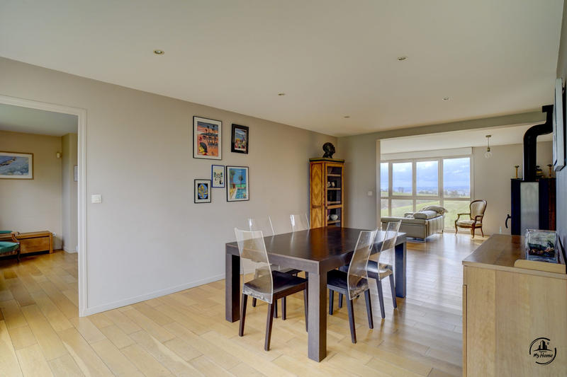 Maison - 230 m² - 8 pièces