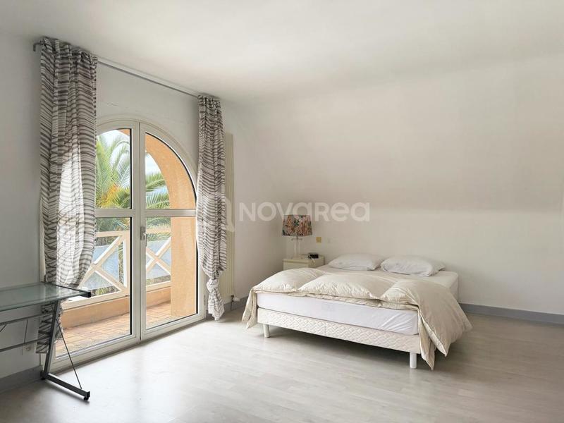 Maison - 236 m² - 7 pièces