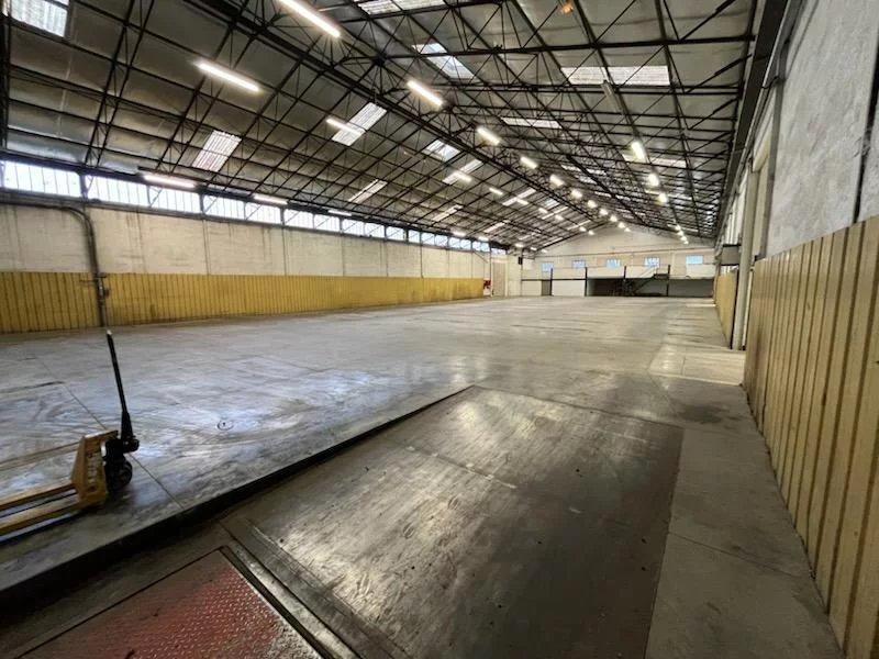 Entrepôt - 4 305 m²