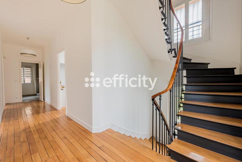 Maison - 232 m² - 9 pièces