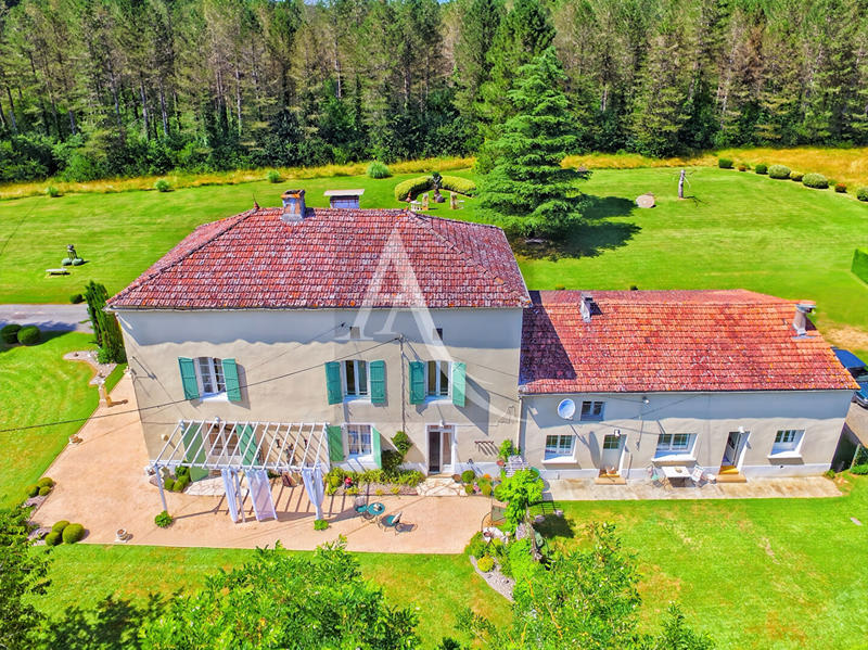 Maison - 263 m² - 12 pièces