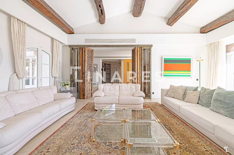 Maison - 570 m² - 7 pièces