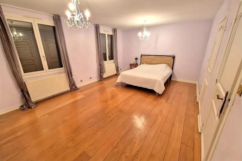 Maison - 460 m² - 14 pièces