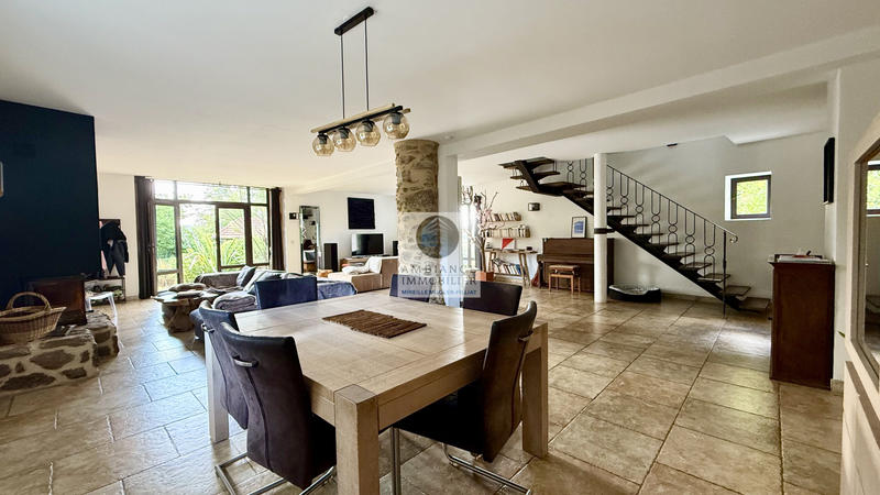 Maison - 280 m² - 9 pièces