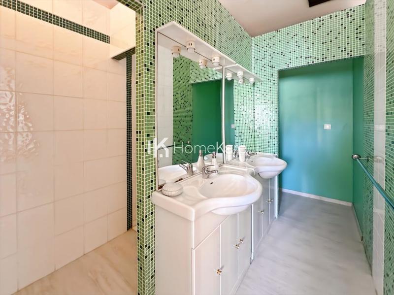 Maison - 300 m² - 9 pièces