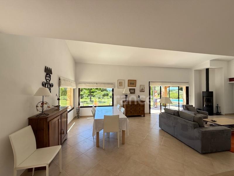 Villa - 293 m² - 10 pièces