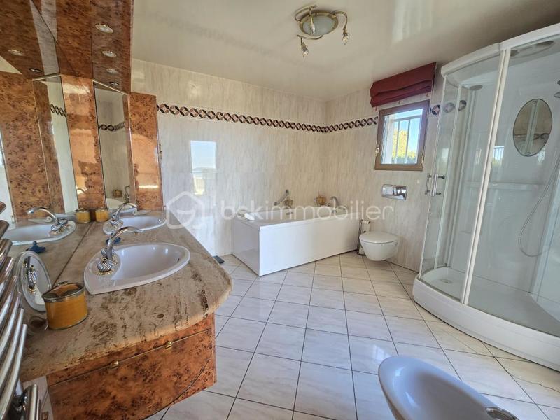 Propriété - 250 m² - 5 pièces