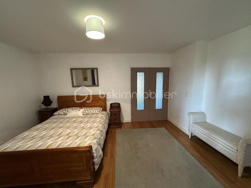 Maison traditionnelle - 235 m² - 11 pièces