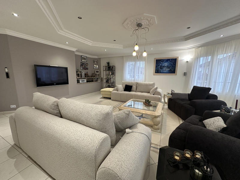 Maison - 383 m² - 8 pièces