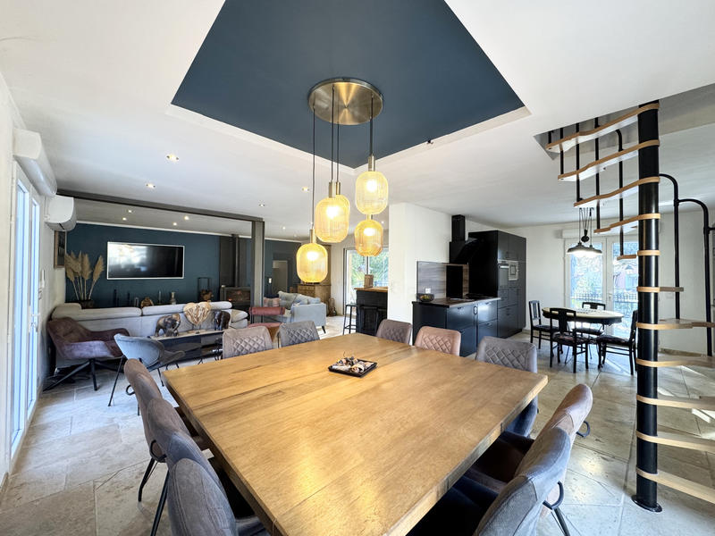 Villa - 243 m² - 7 pièces