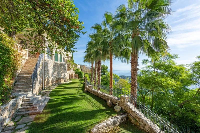 Villa - 301 m² - 8 pièces