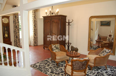 Propriété - 360 m² - 9 pièces