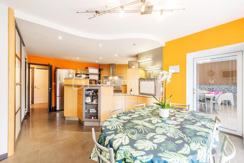 Maison - 305 m² - 8 pièces