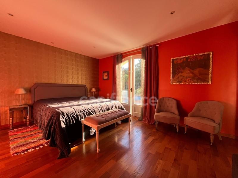 Propriété - 400 m² - 10 pièces