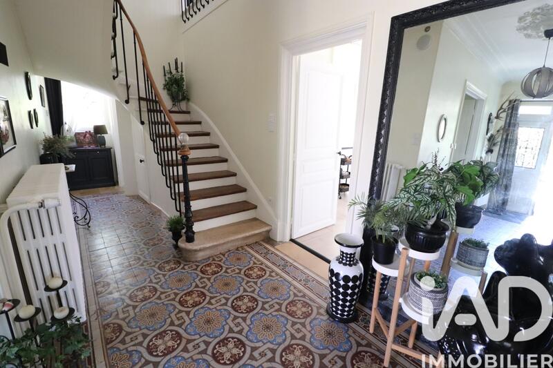 Maison - 305 m² - 10 pièces