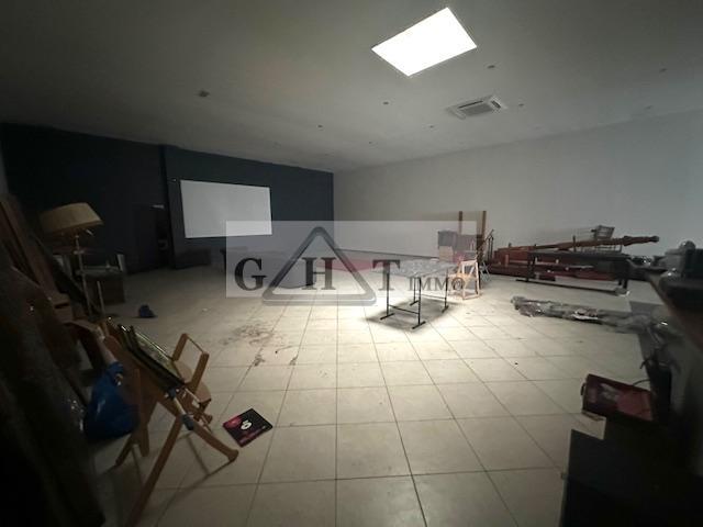 Entrepôt - 1 200 m²