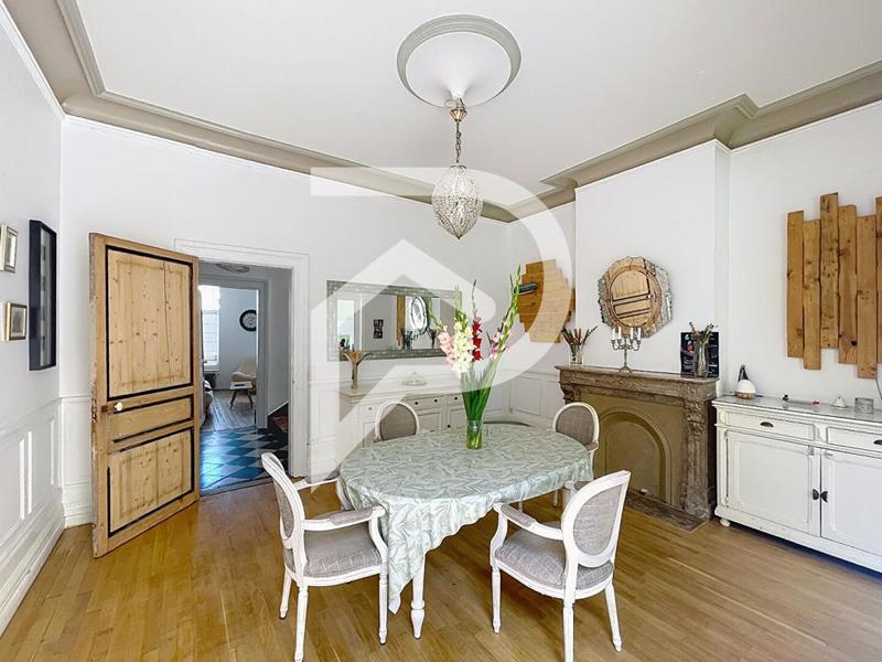 Propriété - 273 m² - 6 pièces