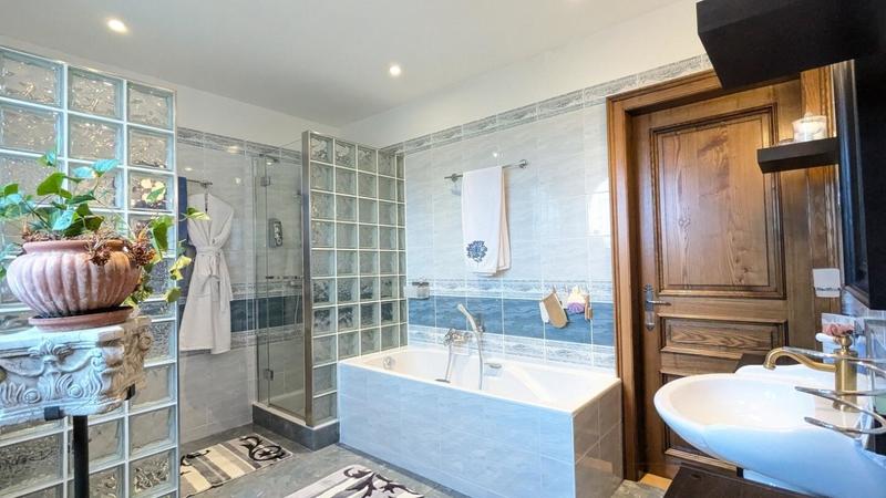 Maison chambre d'hôtes - 200 m² - 7 pièces