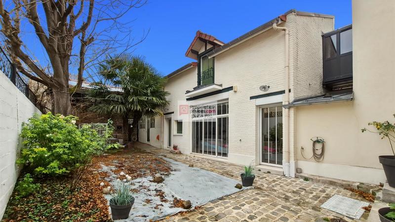 Maison - 280 m² - 9 pièces