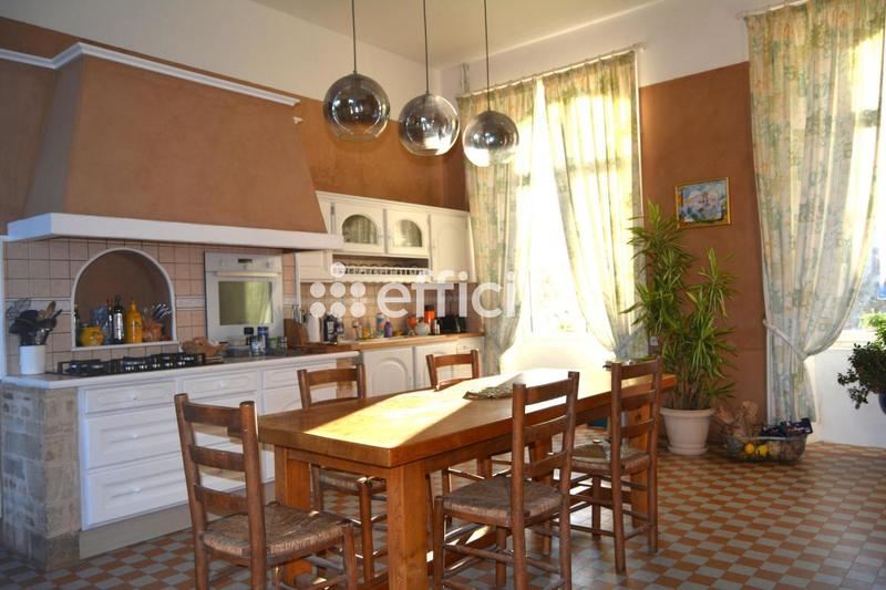 Maison - 250 m² - 8 pièces