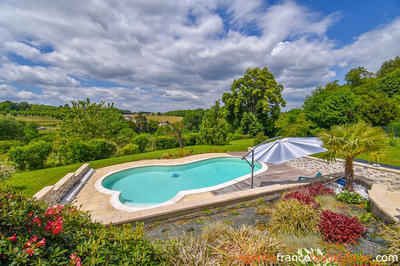 Maison - 216 m² - 9 pièces