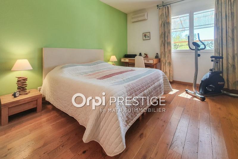 Villa - 325 m² - 6 pièces