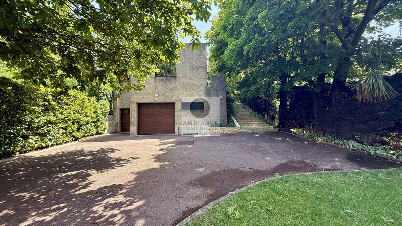 Maison - 220 m² - 8 pièces