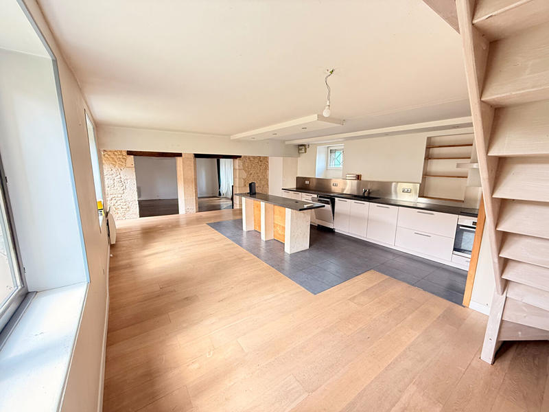 Maison - 216 m² - 9 pièces